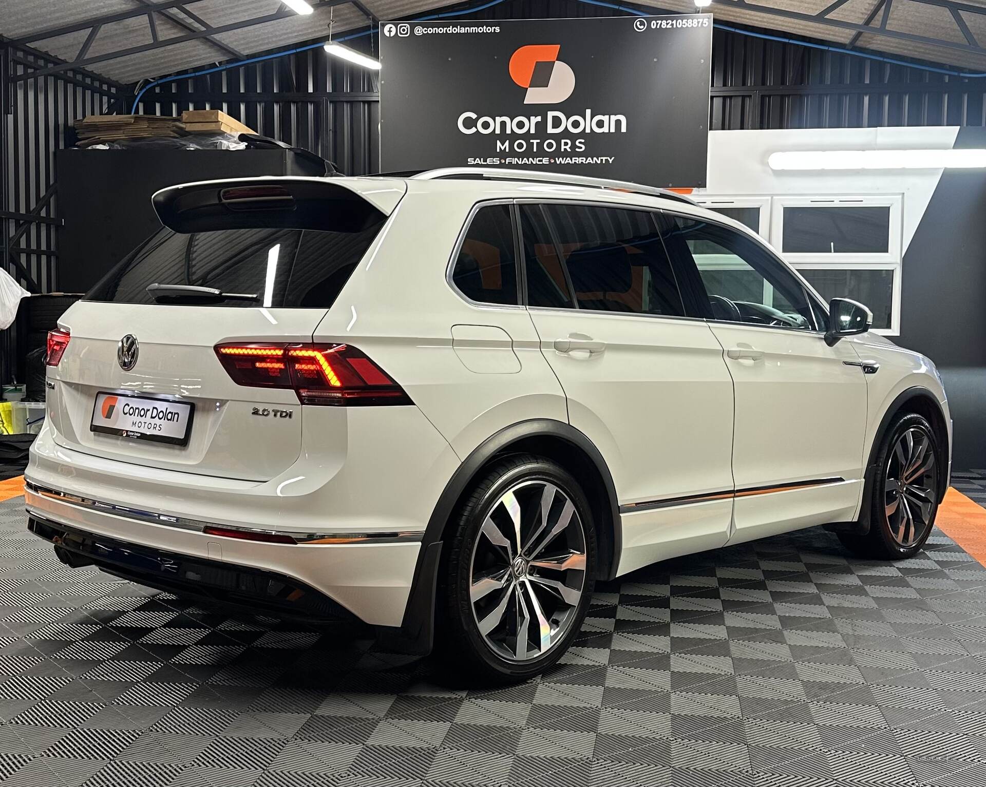 Car image 9